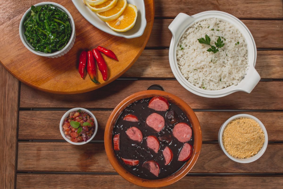 Feijoada completa com arroz, farofa, couve e laranja