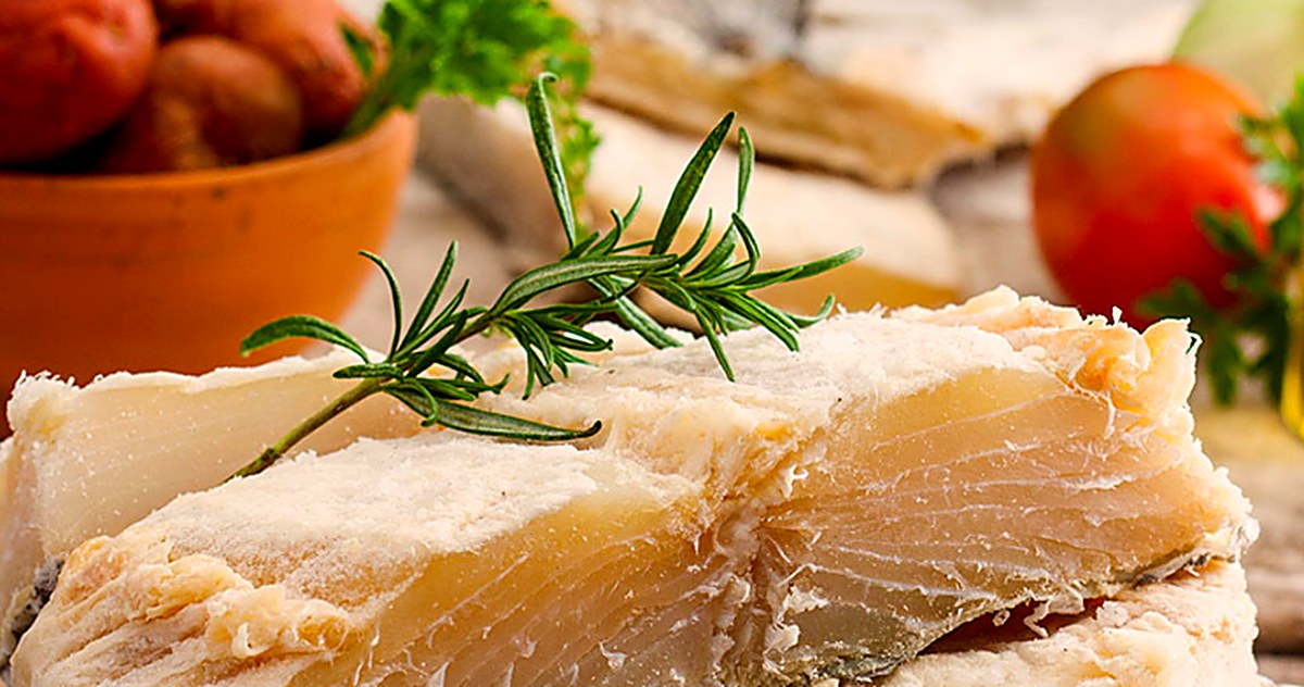 Postas de bacalhau salgado, de perto